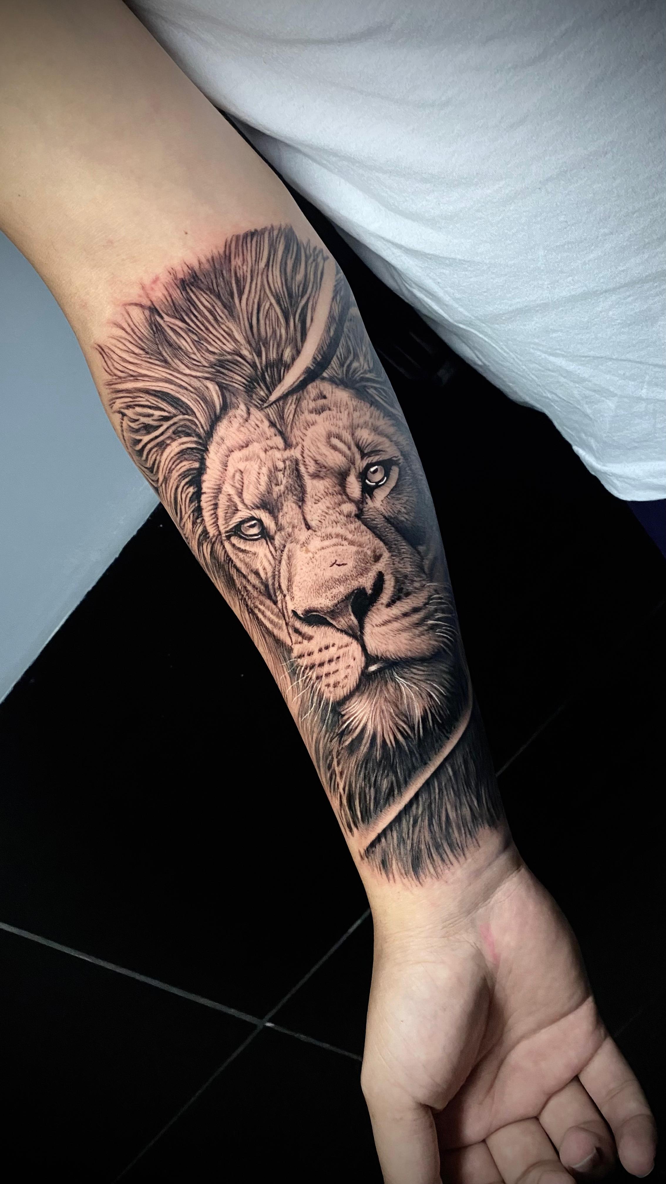 Art tattoo realista de leão no antebraço - Thiago Art São Bernardo do Campo