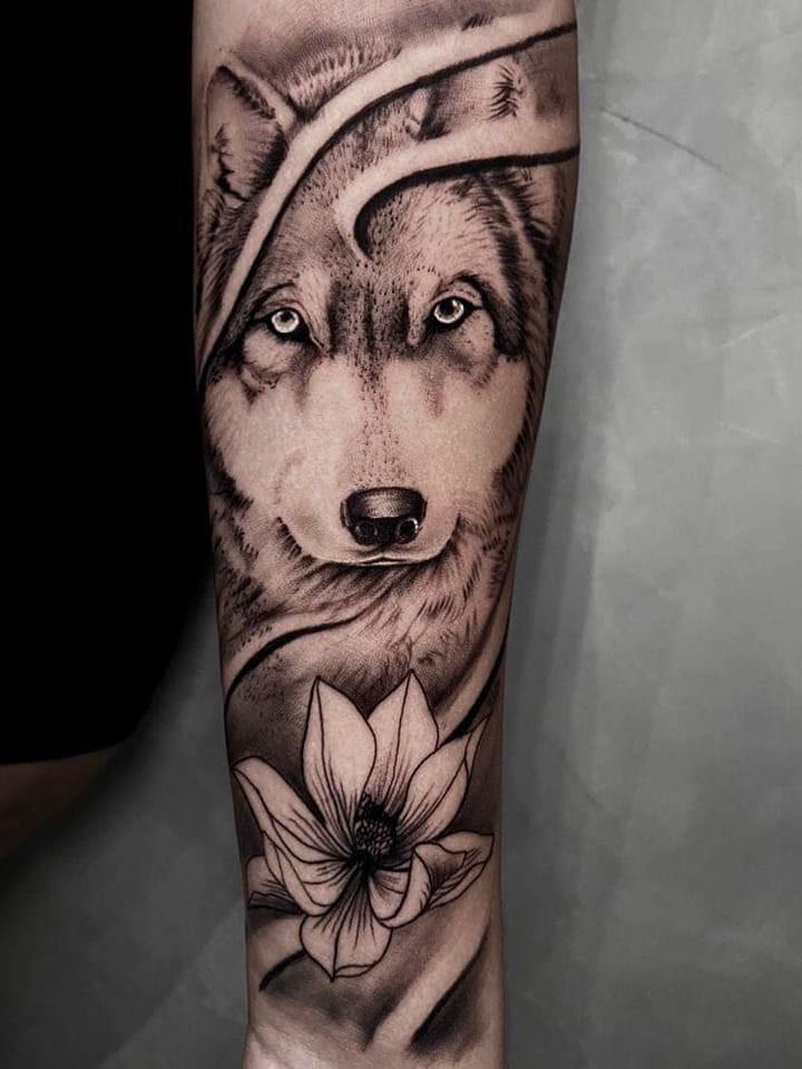 Tatuagem realista de lobo com flor no antebraço - Thiago Art